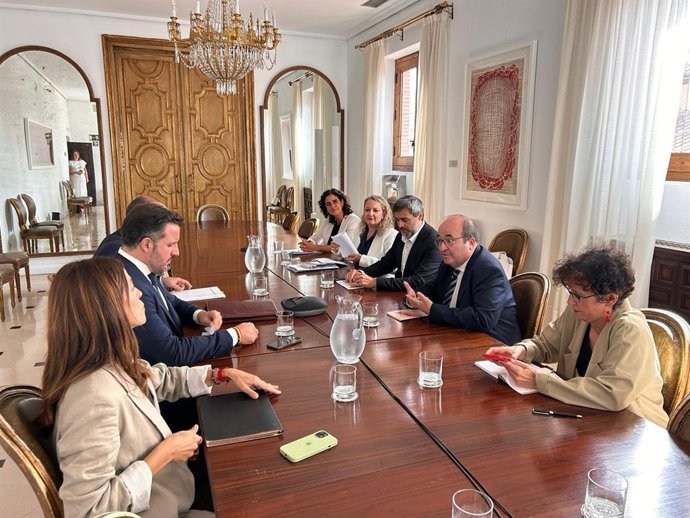 Imagen del ministro de Cultura, Miquel Iceta, el alcalde de Elche, Pablo Ruz, la concejala de Cultura de Elche, Irene Ruiz, y los técnicos del ministerio, durante la reunión.