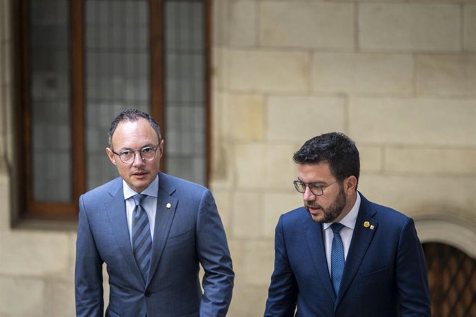 El jefe de Gobierno de Andorra, Xavier Espot, y el presidente de la Generalitat de Catalunya, Pere Aragons, conversan a su llegada a una reunión en el Palau de la Generalitat.