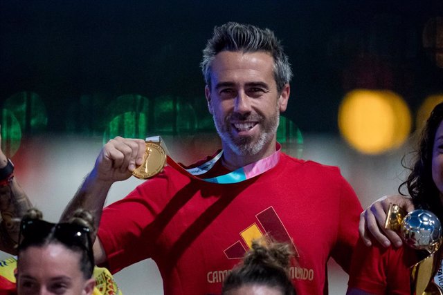 Jorge Vilda shows the medal during the reception of the Spain Women Team as World Champions after winning the FIFA Women's World Cup Australia & New Zealand 2023 at Adolfo Suarez Madrid-Barajas airport on august 21, 2023, in Madrid, Spain.