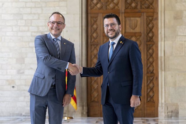 El cap de Govern d'Andorra, Xavier Espot, i el president de la Generalitat de Catalunya, Pere Aragonès, se saluden a la seva arribada a una reunió al Palau de la Generalitat