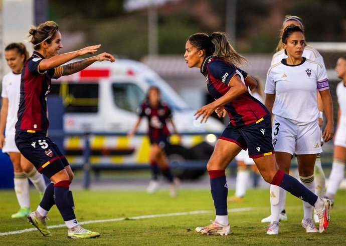 Las jugadoras del Levante UD celebran un gol en un amistoso de pretemporada
