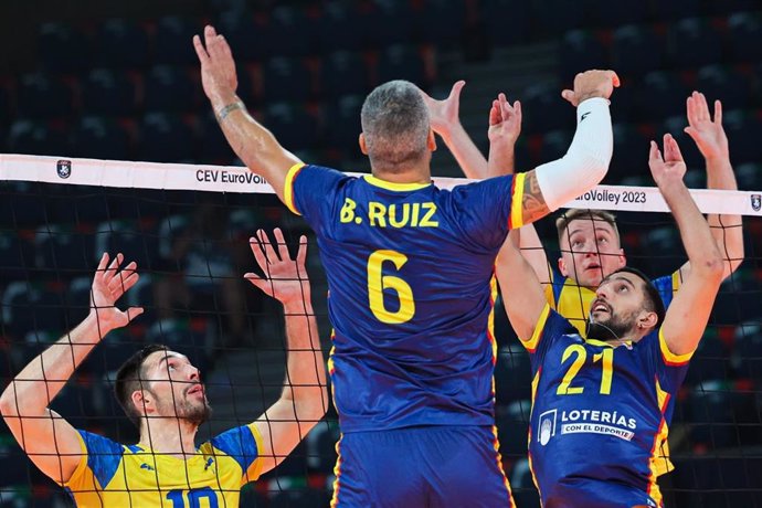 Borja Ruiz intenta un remate durante el España-Ucrania del Europeo de Voleibol 2023