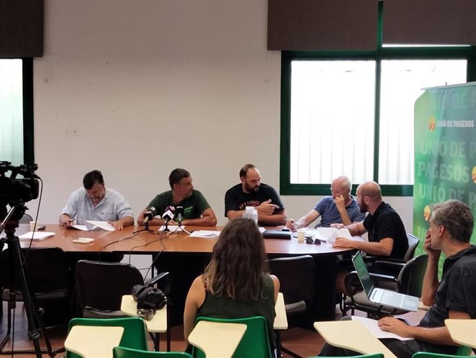 El coordinador nacional de Unió de Pagesos, Joan Caball y el responsable nacional de Fruta Seca, Sergi Martin, con miembros de la ejecutiva de Fruta Fresca en rueda de prensa