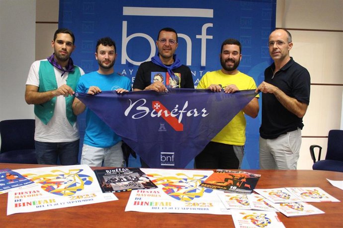 El concejal de Festejos de Binéfar, César Pardos, ha presentado las fiestas patronales junto con las peñas.