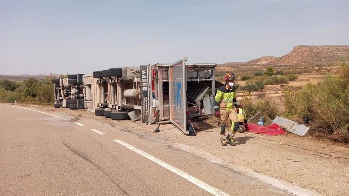 Camión volcado en la carretera A-223.