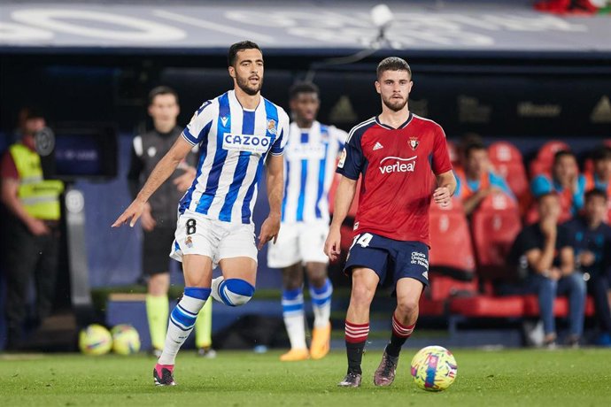 Archivo - Iker Muñoz junto a Mikel Merino durante el Osasuna-Real Sociedad de la temporada 2022-2023