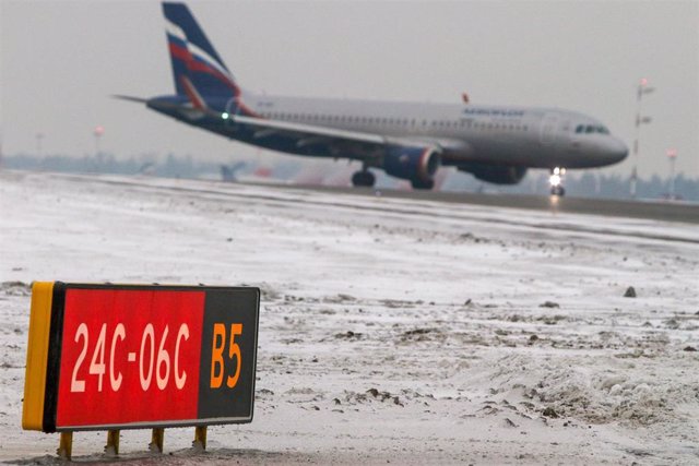 Archivo - Avión en el Aeropuerto de Moscú (Rusia)