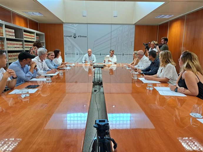 El conseller de Educadión, Antoni Vera, reunido con el presidente del Consell de Ibiza, Vicent Marí, y con los alcaldes de los municipios de la isla.
