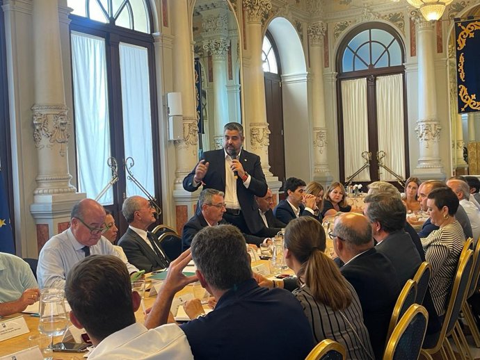 Josele González, coordinador del PSOE de Málaga, en reunión con alcaldes