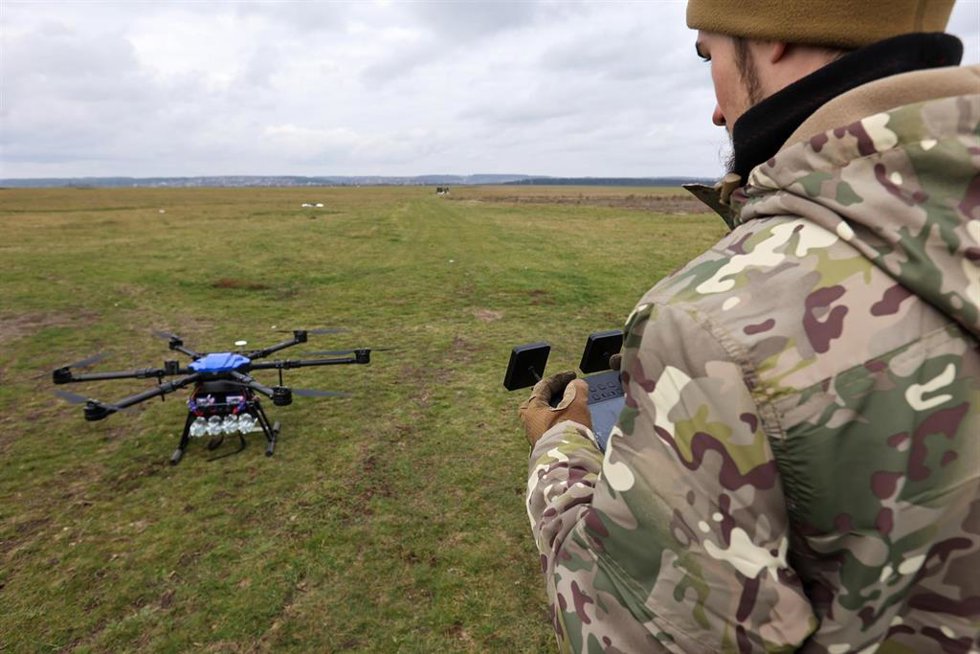 Archivo - Un militar ucraniano controlando un dron