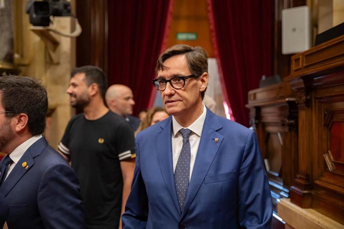El líder del PSC, Salvador Illa, a su llegada a una sesión plenaria en el Parlament, a 1 de septiembre de 2023, en Barcelona, Catalunya (España). 