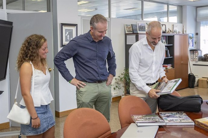 El consejero de Educación, Sergio Silva, se reúne con los representantes de la Fundación Racing de Santander, César Anievas y Ariadna Siri