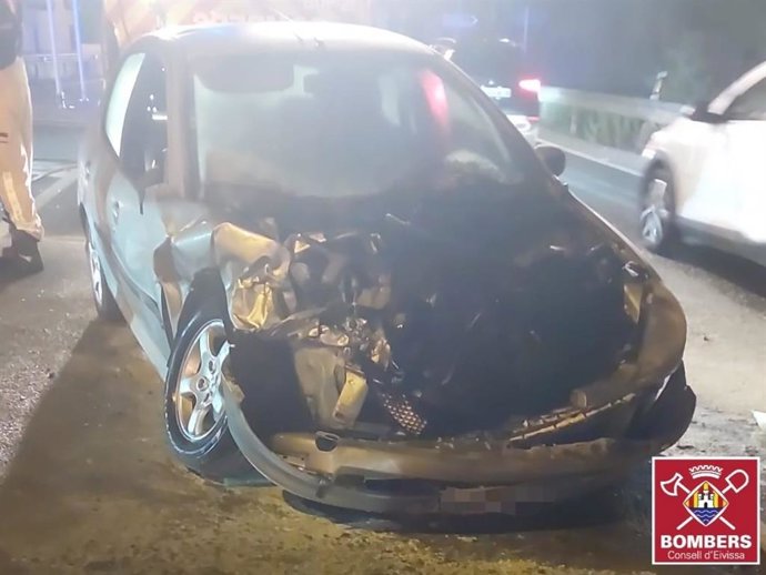 Así quedó el coche accidentado en Ibiza, tras incendiarse.