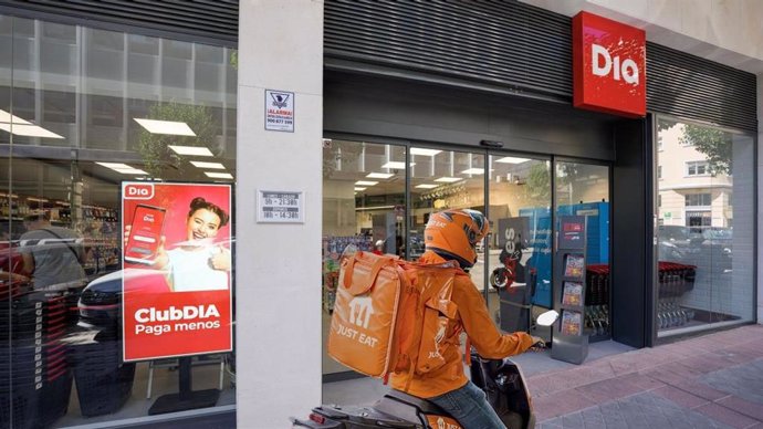 Repartidor de comida de Just Eat en una tienda Dia.