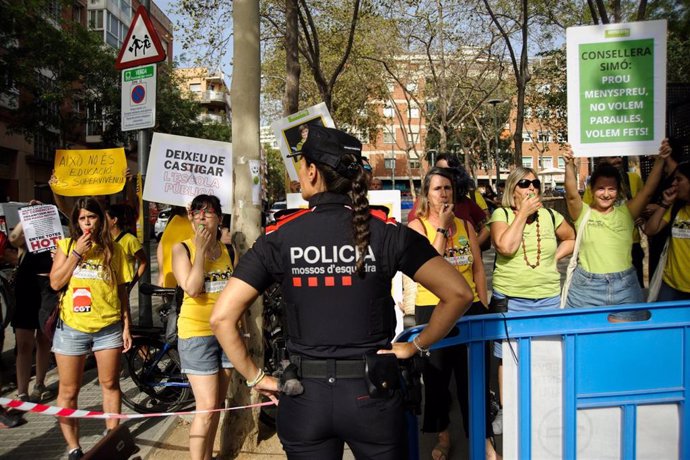 Protesta de docentes ante la escuela Merc Rodoreda de Barcelona