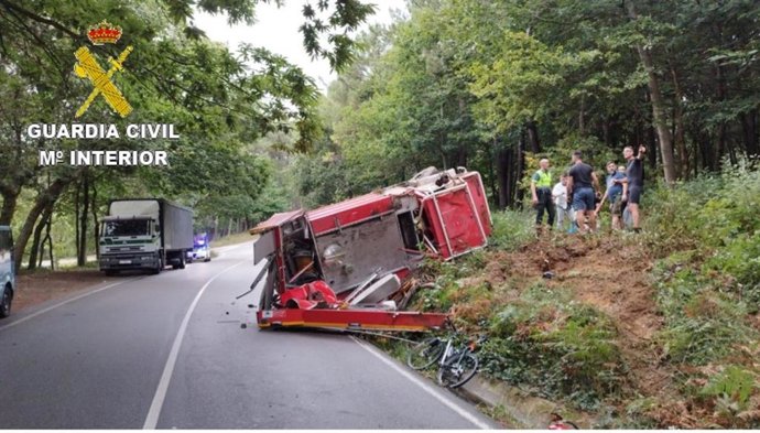 La Guardia Civil socorre a un bombero que volcó con el vehículo de emergencias