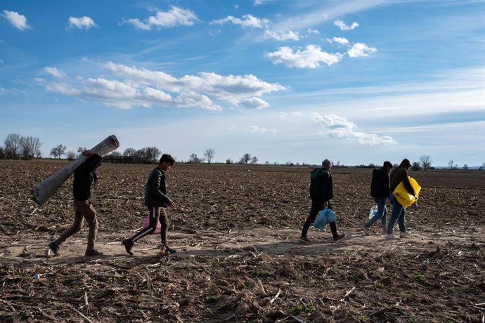 Archivo - Migrantes en la frontera entre Turquía y Grecia