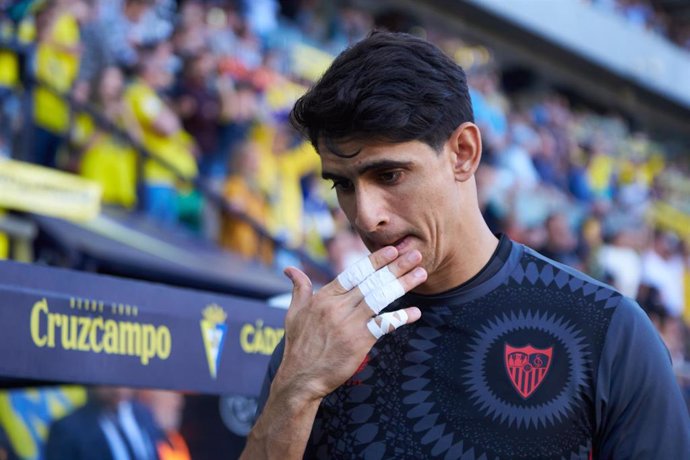 Archivo - El potero Yassine Bono, durante su etapa en el Sevilla FC. 