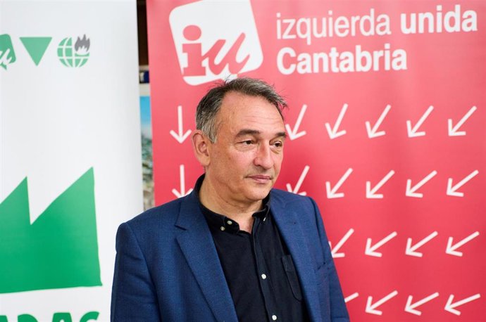 Archivo - El  diputado de IU en el Congreso y secretario general del PCE, Enrique Santiago, atiende a los medios durante unas  jornadas de IU Cantabria sobre Industria y Energía, en el Hotel Torresport, a 23 de abril de 2022, en Santander, Cantabria (Es