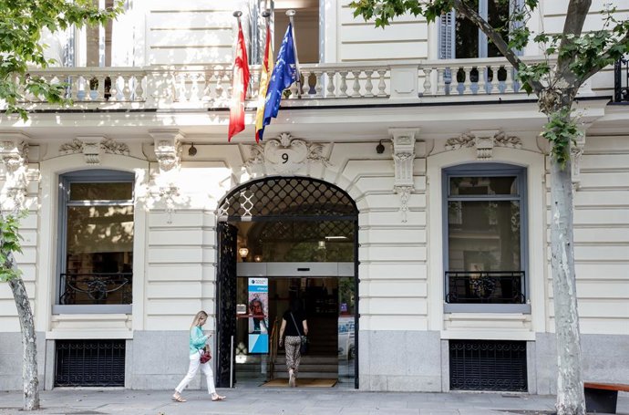 Archivo - Una persona entra en el Ilustre Colegio de Abogados de Madrid (ICAM), que pasa a llamarse Colegio de Abogacía de Madrid, a 11 de julio de 2022, en Madrid (España). Fundado en el año 1596, el Colegio de Abogados de Madrid ha sido renombrado tra