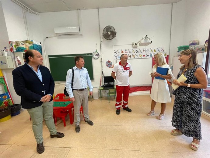 La concejal de Educación y Atención a la Ciudadanía, Belén López, visita las dependencias del colegio Cierva Peñafiel con motivo de las labores extraordinarias de limpieza que se ejecutan en el centro educativo
