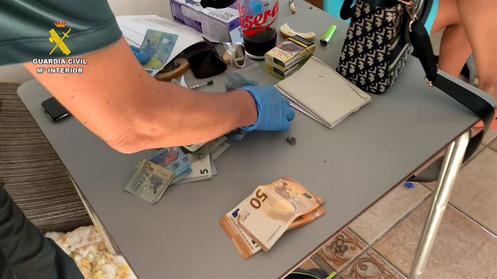 Dinero, droga y objetos intervenidos en la vivienda de Bornos.