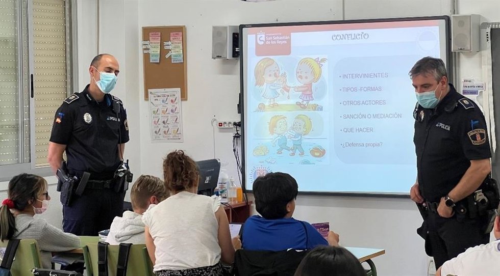 Archivo - Agentes de la Policía Local de San Sebastián de los Reyes en una charla sobre bullying y ciberseguridad en un centro educativo del municipio