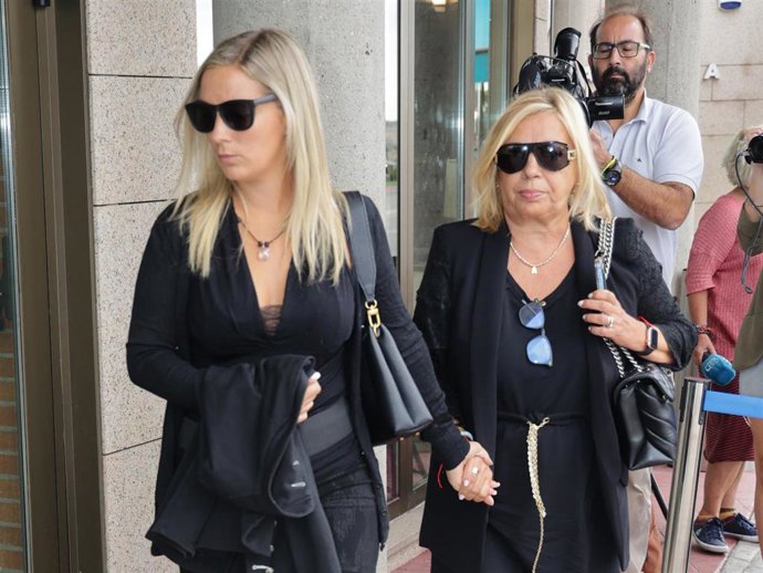 Camen Borrego llegando al tanatorio junto a su hija, Carmen Rosa Almoguera, a 06 de septiembre de 2023, en Madrid (España).
