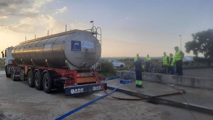 Camión cisterna de la Diputación de Guadalajara en Seseña