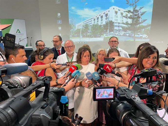 La consejera de Salud y Consumo de la Junta de Andalucía, Catalina García, en atención a medios en Málaga.
