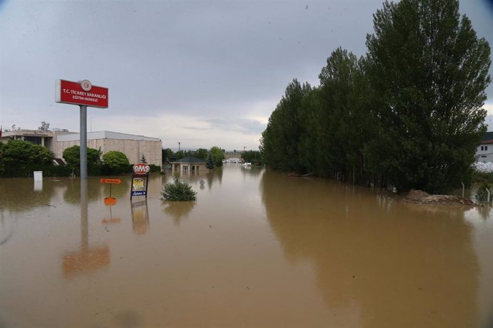 Archivo - Una calle inundada en la capital de Turquía, Ankara, a causa de las lluvias torrenciales en junio de 2022 (archivo)