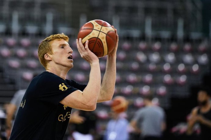 El base Alberto Díaz, durante un calentamiento con la selección española en un torneo amistoso en Granada, previo al Mundobasket 2023.