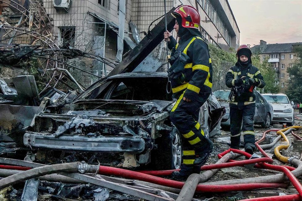 Vehículos destruidos tras un ataque en Kiev el 30 de agosto