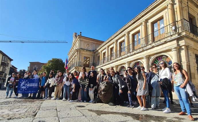 El Alcalde De León, José Antonio Diez, Posa En La Foto De Familia Con Los Estudiantes Extranjeros Que Cursan Sus Estudios Académicos En La ULE, Tras La Recepción En La Sede Municipal De San Marcelo.