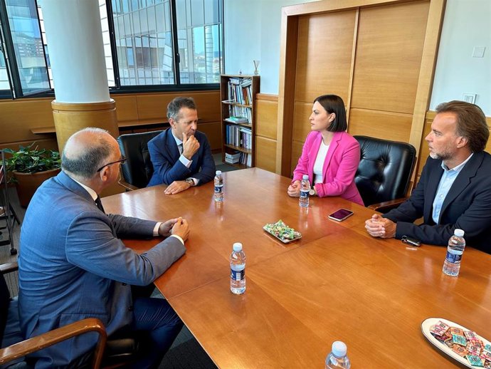 El consejero vasco de Educación, Jokin Bildarratz, y la consejera canaria de Universidades, Ciencia e Innovación y Cultura, Migdalia Machín