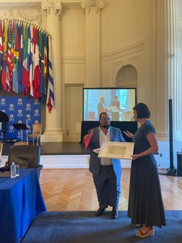 La embajadora española ante la OEA, Carmen Montón, entrega al representante chileno documentos sobre el golpe de Estado de Chile en 1973