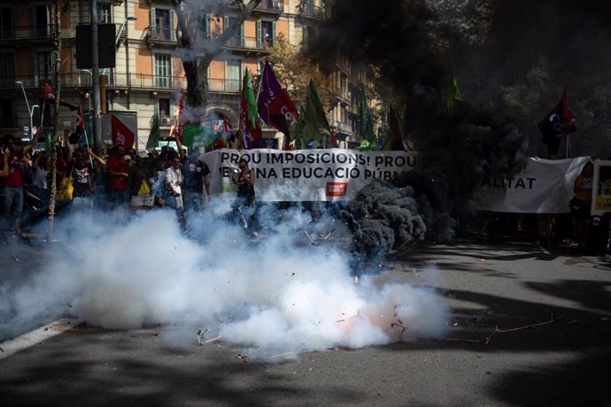 Docentes protestan en el centro de Barcelona ante la "regresión" en educación en una jornada de huelga que coincide con el primer día del curso escolar 2023-2024, en Barcelona, Catalunya (España), a miércoles 6 de septiembre de 2023
