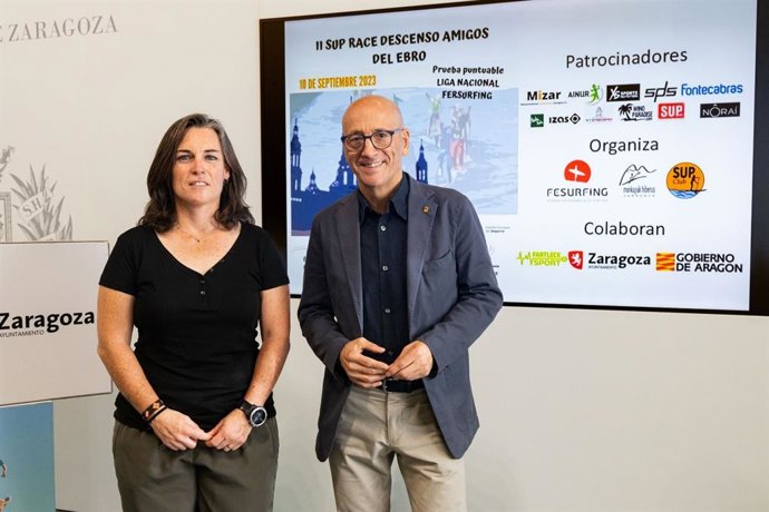 El concejal delegado de Deportes del Ayuntamiento de Zaragoza, Félix Brocate, y la piragüista internacional Selma Palacín en la presentacíon del Descenso Popular Amigos del Ebro