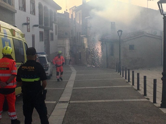 Un incendio en Calahorra provoca pequeñas explosiones al quemarse cable eléctrico
