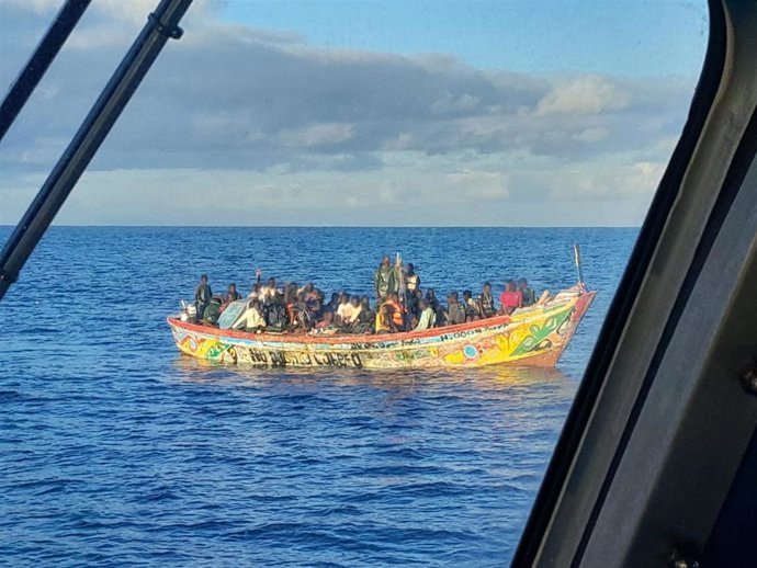 Salvamento Marítimo rescata a los 69 ocupantes de un cayuco al sur de Punta Rasca (Tenerife)