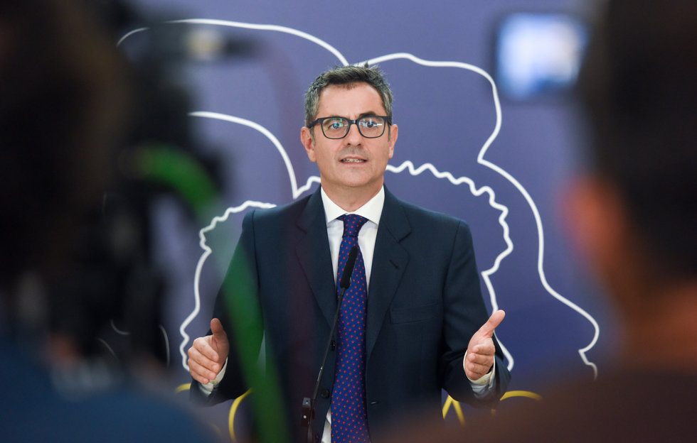 El ministro de la Presidencia, Relaciones con las Cortes y Memoria Democrática en funciones, Félix Bolaños comparece ante los medios durante su visita a la exposición Nosotras, las europeas.
