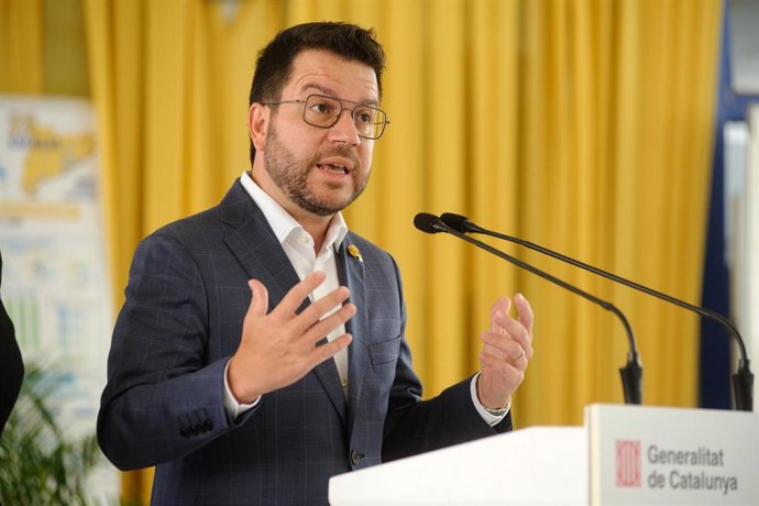 El presidente Pere Aragons en la escuela Merc Rodoreda de Barcelona, tras inaugurar el inicio del curso escolar
