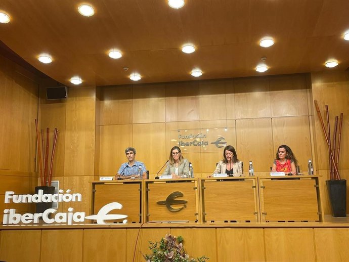 Félix Guerra, profesor de fotografía; Cristina Sigüenza, directora del Centro Ibercaja La Rioja; Inés González, jefa de Centros de Fundación Ibercaja, y Vanesa Gordo, periodista y profesora del taller de Comunicación
