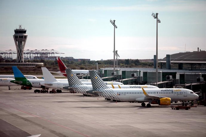 Varios aviones en la pista de la T1 del aeropuerto de El Prat, a 28 de agosto de 2023, en Barcelona, Catalunya (España).