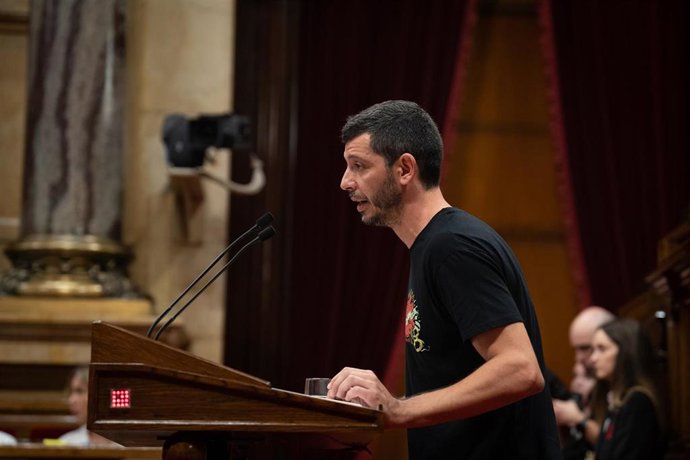 Archivo - El diputado de la CUP en el Parlament Xavier Pellicer en el pleno del Parlament