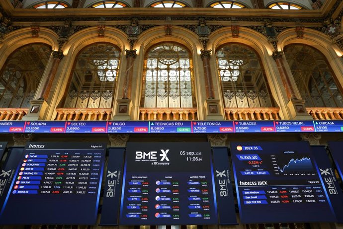 Un panel del Ibex 35 en el Palacio de la Bolsa de Madrid, a 5 de septiembre de 2023, en Madrid (España). El Ibex 35 ha iniciado la sesión de hoy con un descenso del 0,2%, lo que ha llevado al selectivo a perder la cota de los 9.400 puntos, hasta situars