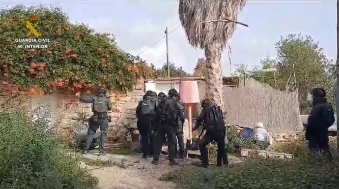 Agentes del Grupo de Acción Rápida (GAR) en la entrada y registro al domicilio.