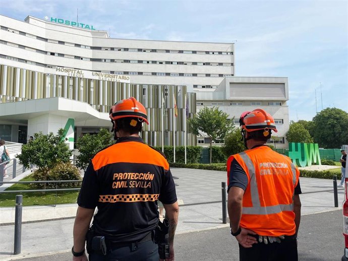 Efectivos de Bomberos y Protección Civil participan en el simulacro de emergencias en el Hospital Macarena.