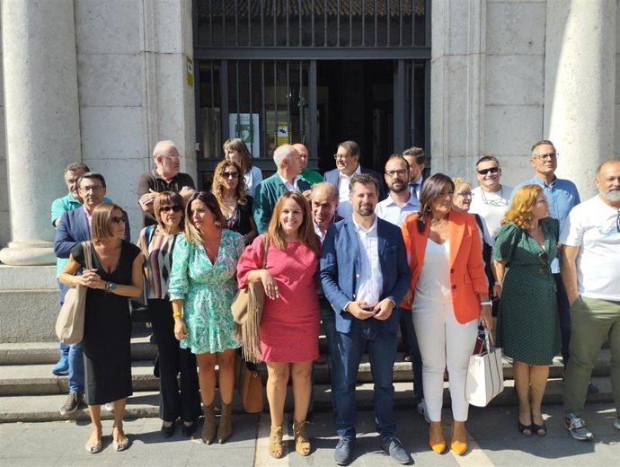 Tudanca, en el medio, junto con los integrantes del Grupo Socialista en las Cortes a las puertas de la Audiencia de Valladolid donde han otorgado poderes para el proceso iniciado contra ellos por Abogados Cristianos por colgar la bandera LGTBI .
