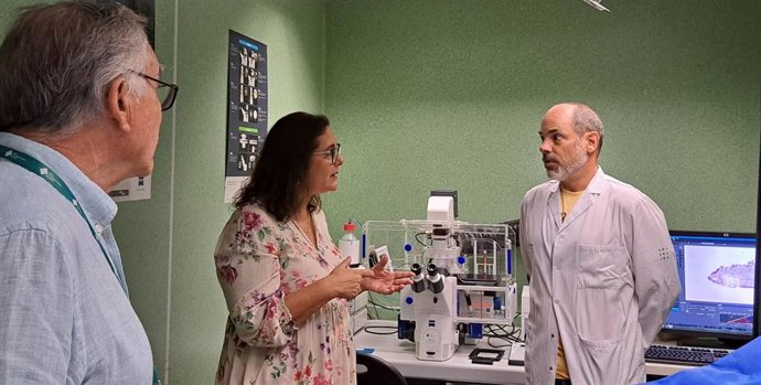 La consellera de Salud, Manuela García, visita las instalaciones de Idisba.